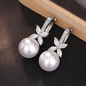 Orecchini pendenti a fiore con perle finte da donna, gioielli floreali alla moda per l'uso quotidiano - Product Image 1
