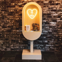 Cabine téléphonique tendance de mariage de qualité supérieure avec éclairage LED beige, support de livre d'or audio, cabine téléphonique blanche