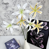 Künstlicher Gloriosa-Lilienzweig mit 3 Köpfen, Realistische Kunstblumen, 68cm Flammenlilien-Strauß für Bouquets und Tischdekoration QYYN-1381