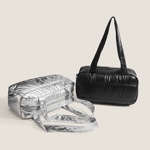 Bolso Tote Acolchado Metálico Plateado, Tamaño Grande, Cierre de Cremallera Impermeable, Bolso de Hombro para Mujer, Estilo Minimalista para Todas las Temporadas - Product Image 4