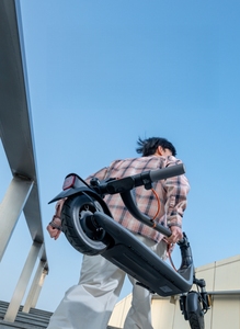 Scooter Eléctrico Plegable de 8.1 Pulgadas con Neumáticos Huecos para Desplazamientos Diarios, Carga de 90 kg, 25 km/h, 300 W, Ninebot E2 S - Product Image 6