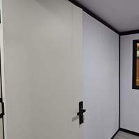 Maison modulaire préfabriquée moderne, maison préfabriquée à ossature en acier noir, maison en kit, bande lumineuse LED, mur en placage de pierre, cour arrière