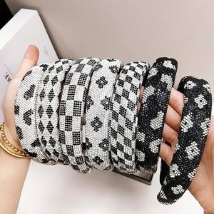 Nuova Fascia per Capelli Coreana con Cristalli 3D a Forma di Cuore - Minimalista Bianco e Nero Completamente Decorata con Strass Ecologica - Product Image 1