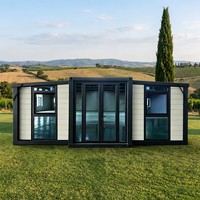 Maison conteneur modulaire pliable et extensible de 20 pieds, alimentée à l'énergie solaire, en panneaux sandwich d'acier ignifugés, avec bureau et salle de bain
