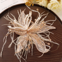 H665 DIY Accessoires de décoration de mariage : Pince à cheveux et broche en dentelle blanche pure, plumes, perles, cristaux et fleurs torsadées