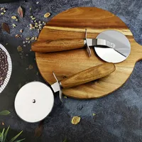 Homsense – Gadgets de cuisine Amazon Offre Spéciale, coupe-Pizza en gros, bascule avec poignées en bois, pelle à Pizza en métal avec coupe-Pizza