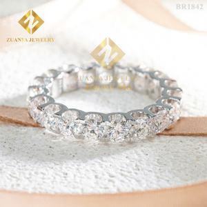 Bague éternelle en argent 925 plaqué or blanc avec sertissage à griffes, diamant moissanite rond VVS1 de 4 mm, prête à être expédiée - Product Image 4