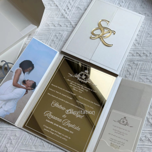 การ์ดเชิญงานแต่งงานอะคริลิกสุดหรู พร้อมลายอักษรย่อสีทองและดีไซน์แบบกระจกเงา สำหรับตกแต่งในโอกาสพิเศษ - Product Image 2