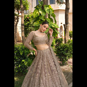 Lehenga Choli estilo Bollywood con mangas completas mejoradas con piedra de espejo dorado para mujeres para ropa de fiesta en Delhi India - Product Image 4