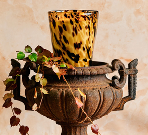 شموع عطرية جديدة بحجم كبير في وعاء زجاجي بنقشة جلد الفهد وأربع فتائل قطنية - Product Image 3