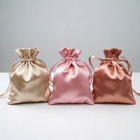 Sac d'emballage personnalisé en satin avec rabat anti-poussière pour vêtements, sac de rangement pour chemises de nuit en soie, sac en tissu enveloppe avec impression de logo personnalisée