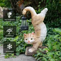 Solarbetriebene Orange Katze mit Vintage-Laterne, Niedliches Kätzchen Kopfüber auf Holzstumpf, Outdoor-Garten-Nachtlicht für Terrasse und Gehweg