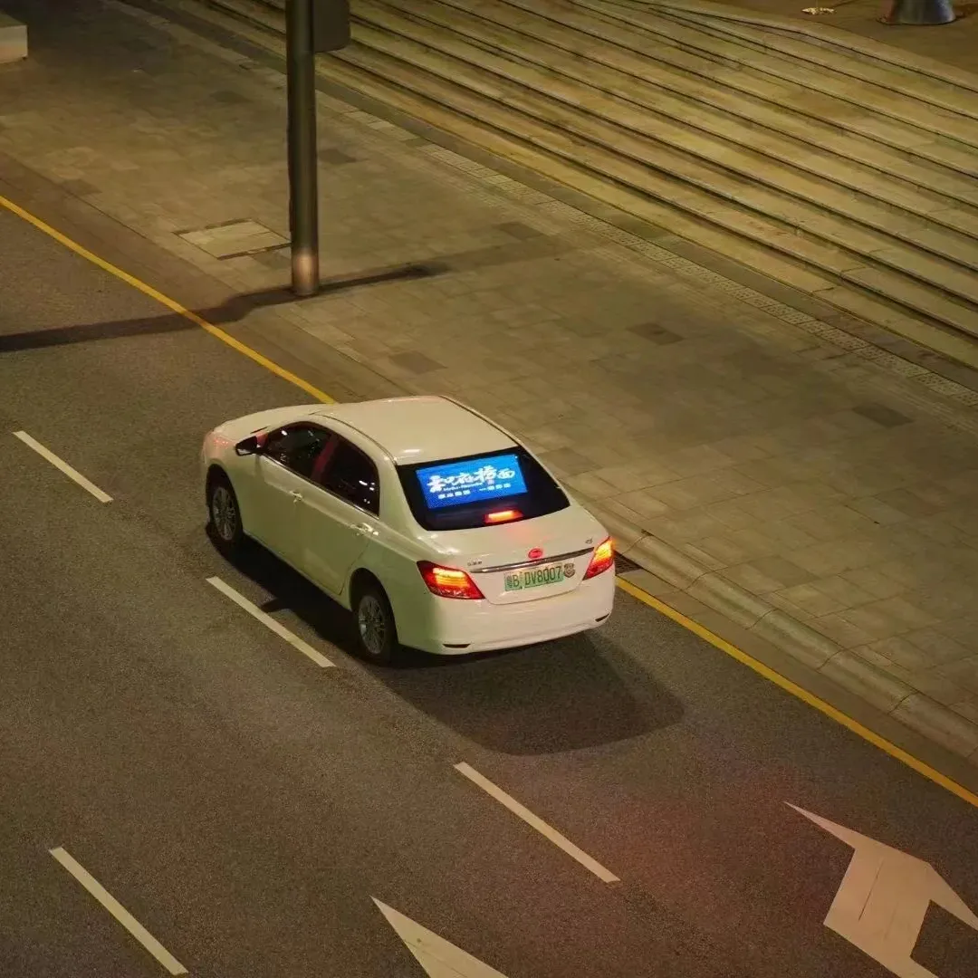 จอแสดงผล LED แบบใสสำหรับติดรถป้ายดิจิทัลสำหรับติดหลังจอแท็กซี่แบบสีเต็มจอ