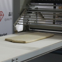 Laminoir automatique PLC Servo avec pliage automatique et saupoudrage de farine pour pâte feuilletée, idéal pour la production de croissants en boulangerie