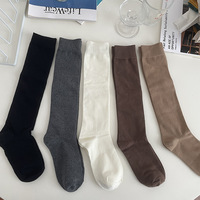 Chaussettes hautes polyvalentes en tricot noir uni respirantes et antidérapantes pour femmes, style flatteur pour les jambes, automne/hiver