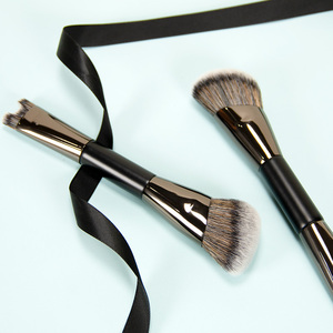 Brocha de Maquillaje de Doble Punta Angulada, Pelo Sintético, Mango Metálico, Brocha para Base, Rostro y Ojos - Product Image 5