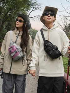 Sac de poitrine multifonctionnel léger et tendance en nylon imperméable pour le sport, le cyclisme et la randonnée, avec porte-bouteille – Nouvelle collection Tin Duc - Product Image 4