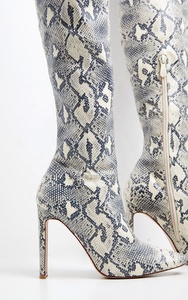 Bottes hautes pour femmes à talons épais, motif serpent gris, avec fermeture éclair latérale, bout pointu, au-dessus du genou, sexy - Product Image 3