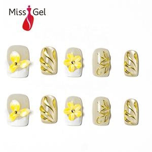 Juego de Uñas Postizas al por Mayor Estilo Salón, <span class=keywords><strong>con</strong></span> Diseño de Flor Amarilla, Punta <span class=keywords><strong>Francesa</strong></span> Cromada Dorada, Gel Suave Reutilizable, Acabado Brillante, Forma Corta Cuadrada Ovalada - Product Image 1