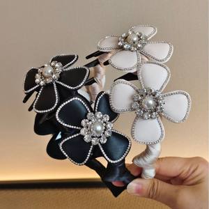 ที่คาดผมหนังประดับดอกไม้หรูหรา ฝังเพชร ดีไซน์พันเกลียวอย่างสวยงาม สำหรับผู้หญิง - Product Image 1