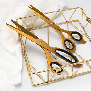 กรรไกรสำนักงานสแตนเลสสีทอง ดีไซน์ไม่สมมาตร สำหรับตัดริบบิ้นและใช้ในพิธีต่างๆ อเนกประสงค์ บรรจุกล่องละ 100 ชิ้น - Product Image 2