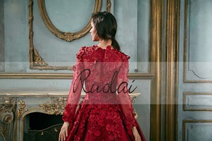 RUOLAI PEV-L3052 modesto manica lunga 3D floreale Appliqued in rilievo pizzo raso rosso abiti da sera lunghi abiti - Product Image 5