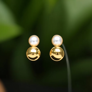 Pendientes Clásicos de Bola con Perlas y Engaste de Bisel, Acero Inoxidable 316L con Baño de Oro PVD, Sostenibles y Resistentes, Regalo Perfecto - Product Image 3