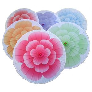 Parapluie droit de style chinois, manche en bois, pliable manuel, en polyester pongé, parasol de mariage artisanal avec fonction d'ouverture - Product Image 1