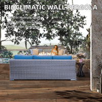 Pergola bioclimatique murale extérieure en aluminium avec stores électriques à fermeture éclair, design à lames orientables et cadre thermolaqué