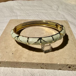 Venta al por mayor de fábrica: Brazalete de aleación de zinc chapado en oro con diseño geométrico étnico, joyería retro de palacio a la moda para mujer, regalo para el extranjero. - Product Image 5
