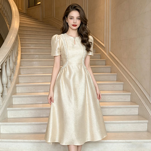 Robes mi-longues élégantes et luxueuses en tweed champagne, inspirées des créateurs, à manches courtes, pour femmes, pour les occasions formelles, les cocktails et les soirées. - Product Image 1