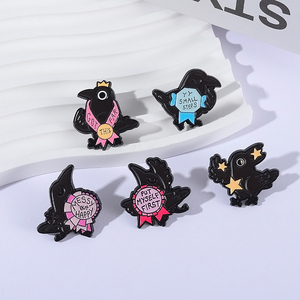 Spilla in smalto personalizzata a forma di corvo dei cartoni animati, con scritta 'Ponimi prima di me, disordinato ma felice', distintivo da risvolto per abbigliamento, gioielli a tema animale, regali - Product Image 3
