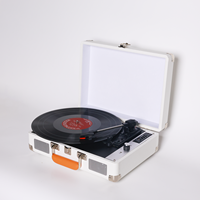 Tragbarer Plattenspieler im Koffer-Design mit Bluetooth-Eingang und RCA-Ausgang