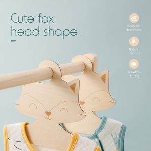 Cintre en bois créatif style scandinave DIY en forme de renard, écologique, pour vêtements d'enfants, avec gravure pour la garde-robe de bébé - Product Image 3