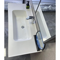 Meuble de salle de bain en acier inoxydable antirouille gris foncé avec panneau vertical cannelé, miroir LED intelligent anti-buée et lavabo en céramique pour ensemble de villa