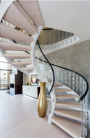 Solution d'escalier intérieur sur mesure avec acier soudé avec précision et marches en bois de frêne massif, escalier en spirale en bois