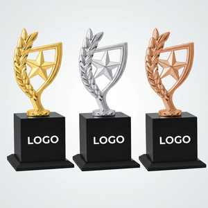 Trofeo estrella premium para el reconocimiento de la excelencia. Trofeo de premio empresarial premium con estilo moderno y elegante acabado metálico. - Product Image 1