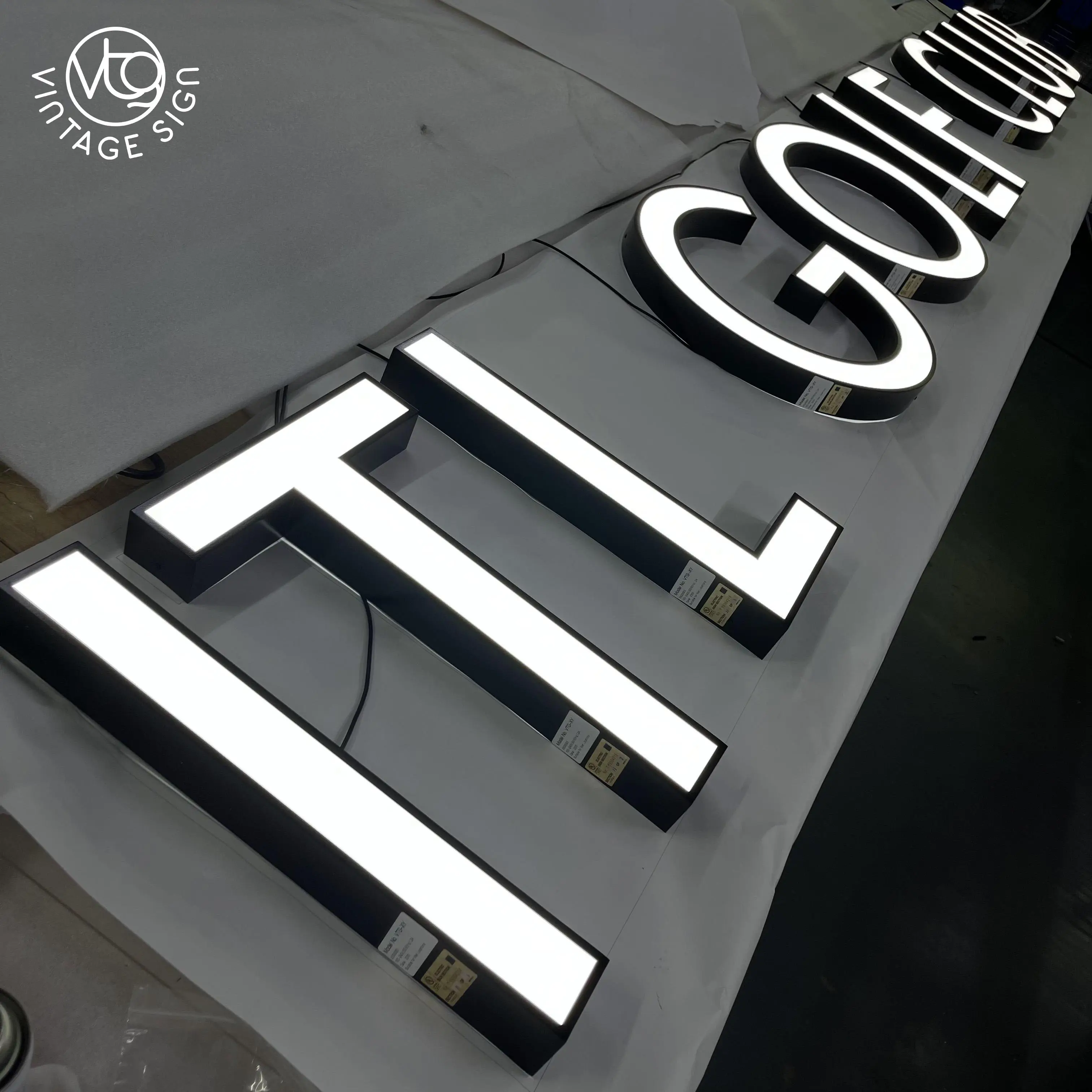 علامة بالأحرف المخصصة بإضاءة أمامية ثلاثية الأبعاد من الفولاذ المقاوم للصدأ