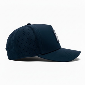 Gorras de Béisbol Personalizadas con Logotipo de Goma, 5 Paneles, Azules, de Secado Rápido, Deportivas, Estructuradas, Impermeables, con Orificios Cortados con Láser y Cierre a Presión - Product Image 3