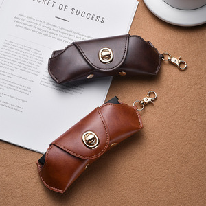 Étui à lunettes rétro en cuir PU à suspendre, étui portable pour lunettes de soleil avec cordon, boîte de rangement simple faite à la main pour lunettes - Product Image 2