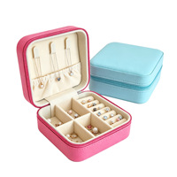 Boîte à bijoux carrée en cuir avec doublure en velours pour bagues, boucles d'oreilles, bracelets, colliers – Organiseur et coffret cadeau élégant
