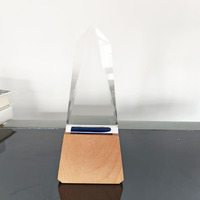 Trophée en cristal en gros d'usine avec base en bois, plaque de récompense vierge personnalisable avec gravure laser pour événements d'entreprise