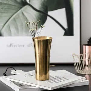 Vaso de mesa metálico dourado decoração