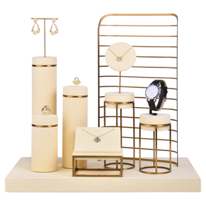 Espositore per Gioielli in Microfibra Beige CHEN LU con Finitura in Metallo Spazzolato Oro Espositore per Gioielli da Vetrina - Product Image 5