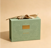 Boîte cadeau magnétique de luxe gaufrée avec nœud en satin doré, boîte en papier personnalisée avec logo pour emballage de bonbons, chocolats et cadeaux de mariage