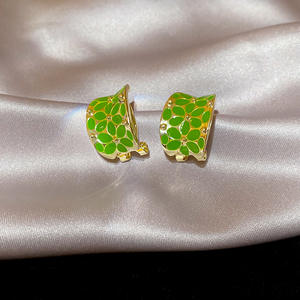 Bonitos pendientes de moda minimalistas, joyería de verano, flor verde, pendientes de tuerca en forma de C para mujer - Product Image 4