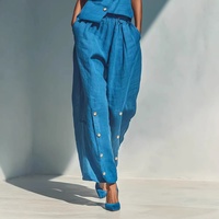 Ensemble deux pièces en lin décontracté et ample pour femme, collection été 2026, avec détails boutonnés et design créatif