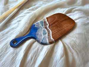 Planche à découper en bois de résine de style artisanal, fabriquée à partir de bois d'acacia et de bois de manguier, offrant une caractéristique unique du bois - Product Image 4