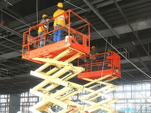 Gunting kerja udara elektrik 10m <span class=keywords><strong>12m</strong></span> 500kg pengangkat Platform besar 14m 8m pengangkat gunting hidrolik seluler untuk kerja tim - Product Image 6