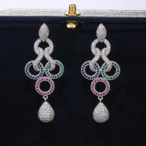 ต่างหูทรงโคมระย้าสำหรับผู้หญิง ดีไซน์ทันสมัย ประดับเพชรซิร์คอนหลากสี รูปทรงเรขาคณิต ชุบเงิน ผลิตจากโลหะผสม เหมาะสำหรับงานปาร์ตี้ ดีไซน์ทรงลูกแพร์ ประดับเพชรเม็ดเล็ก - Product Image 4